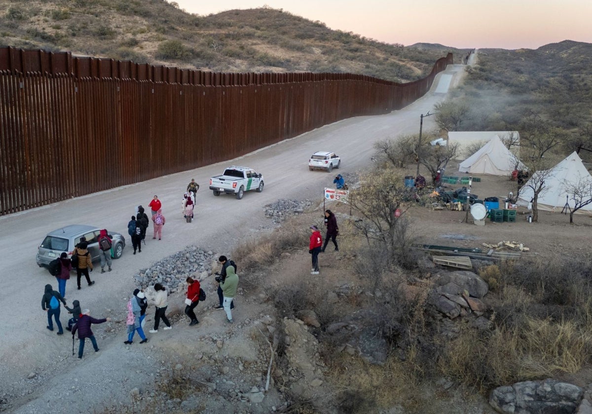 La Policía intercepta a inmigrantes que han atravesado el muro entre EE.UU. y México