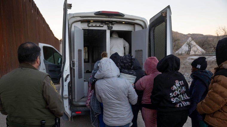 Unos inmigrantes se preparan para ser transportados por agentes de la Patrulla Fronteriza de Estados Unidos después de cruzar la frontera