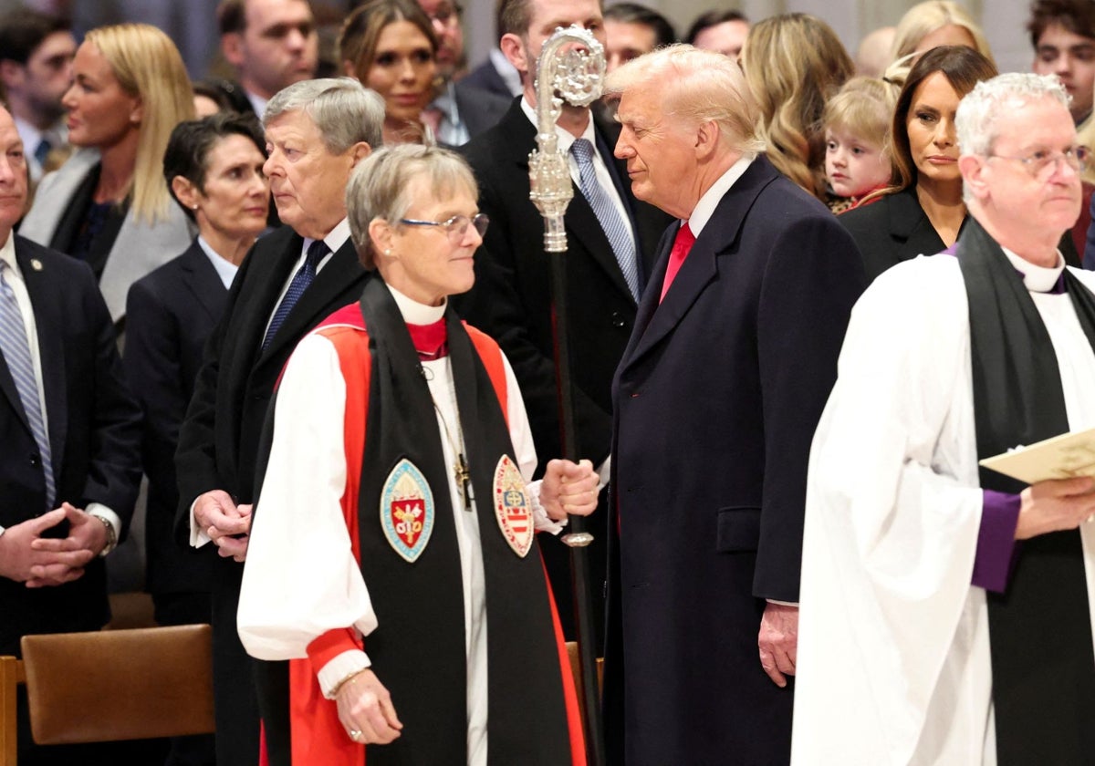 Donald Trump junto a la reverenda Mariann Edgar Budde  en la Catedral Nacional de Washington