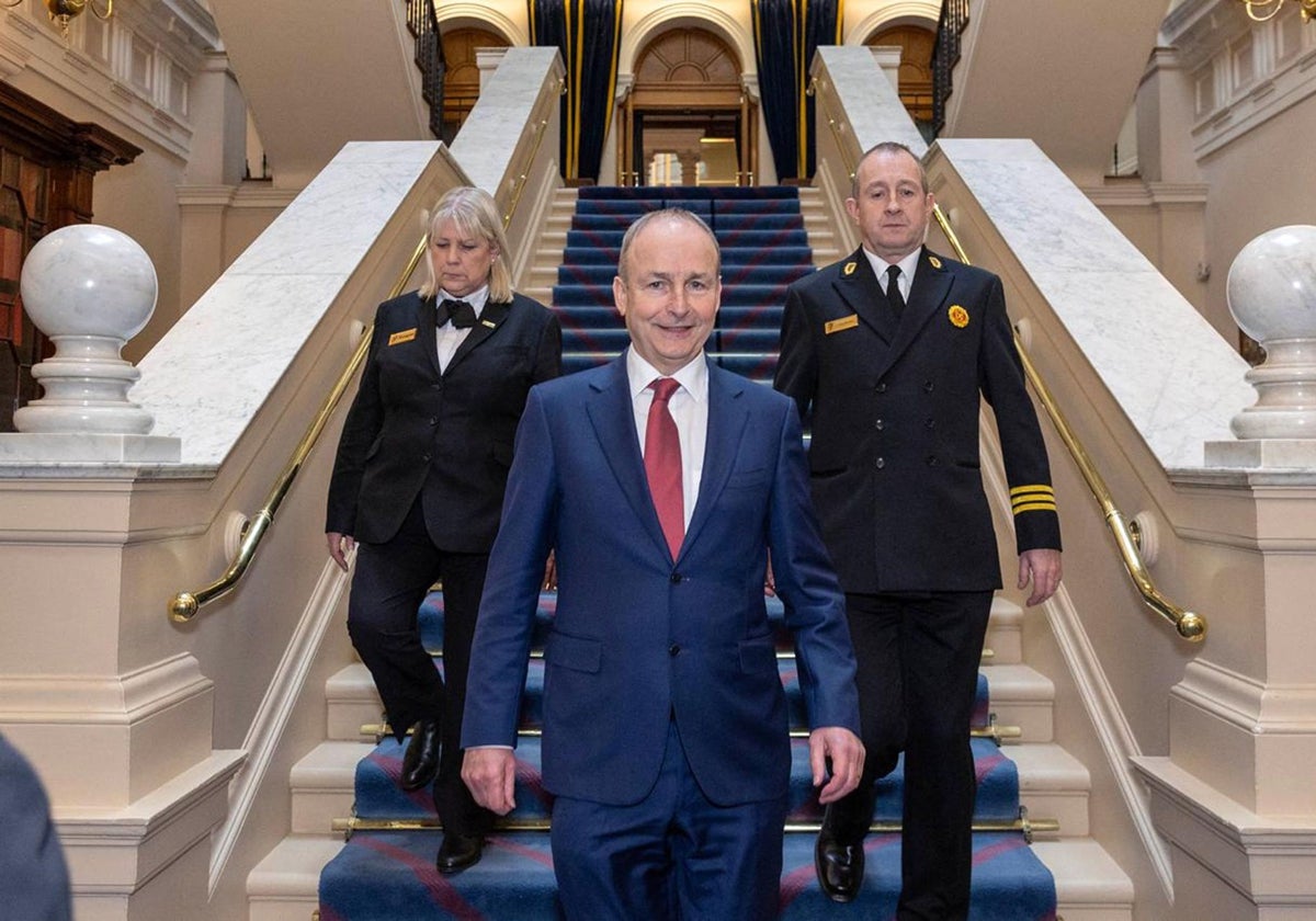 El líder del Fianna Fail y primer ministro entrante de Irlanda, Micheál Martin, saliendo del Dáil, la cámara baja del Parlamento irlandés