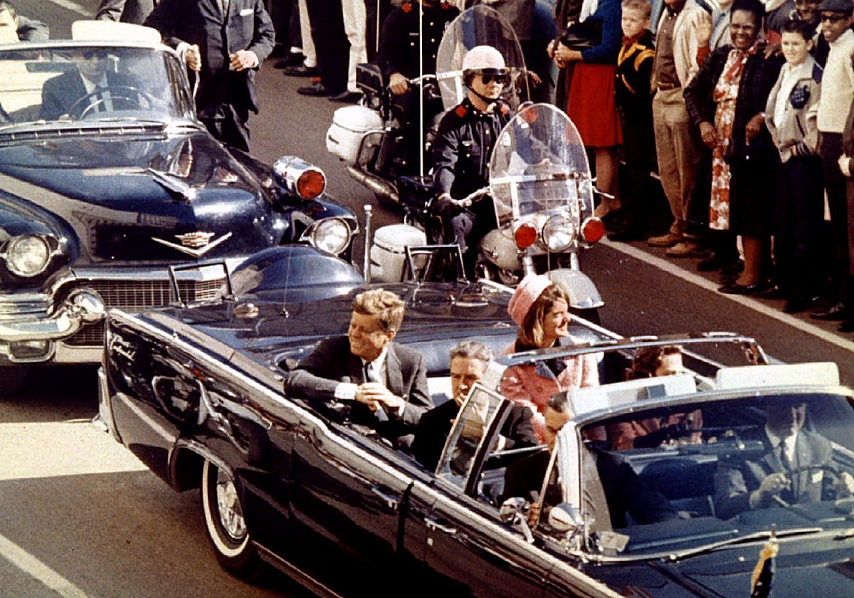 John F. Kennedy momentos antes de ser asesinado, en Dallas, Texas, el 22 de noviembre de 1963
