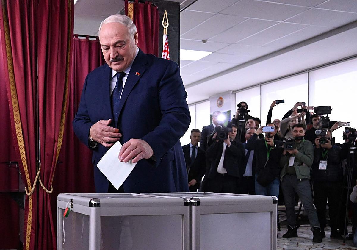El dictador Alexánder Lukashenko deposita su voto en las elecciones bielorrusas