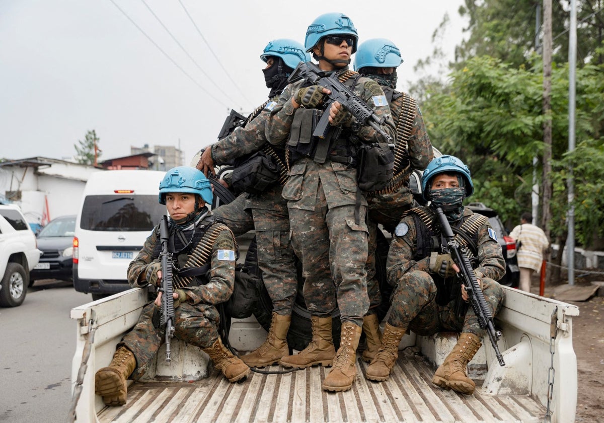 Miembros de la Misión de Estabilización de las Naciones Unidas en la República Democrática del Congo aseguran la evacuación del personal no esencial de la ONU