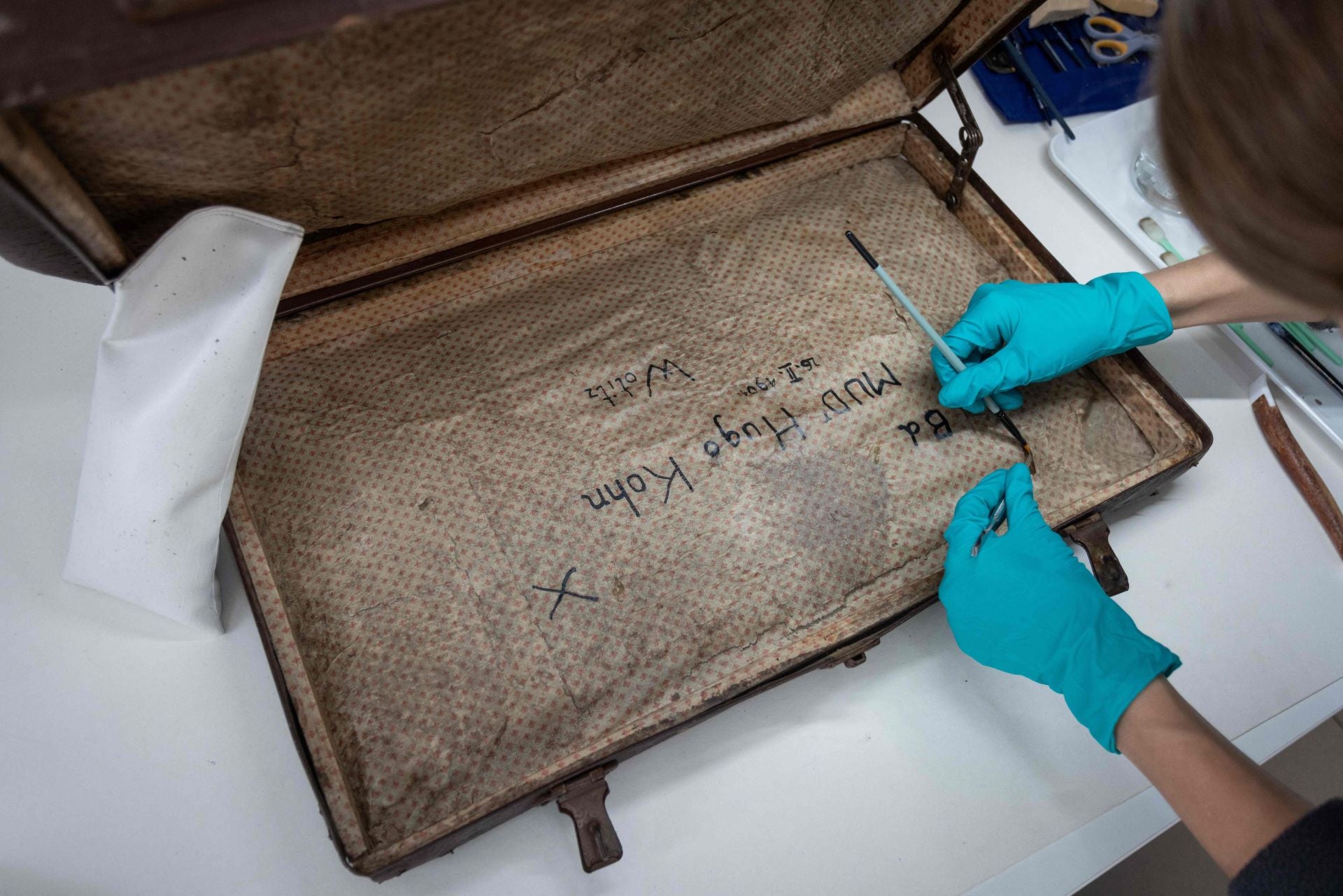 Trabajo de conservación de una maleta en el recinto del Memorial y Museo de Auschwitz, parte de las pertenencias confiscadas a las víctimas del campo
