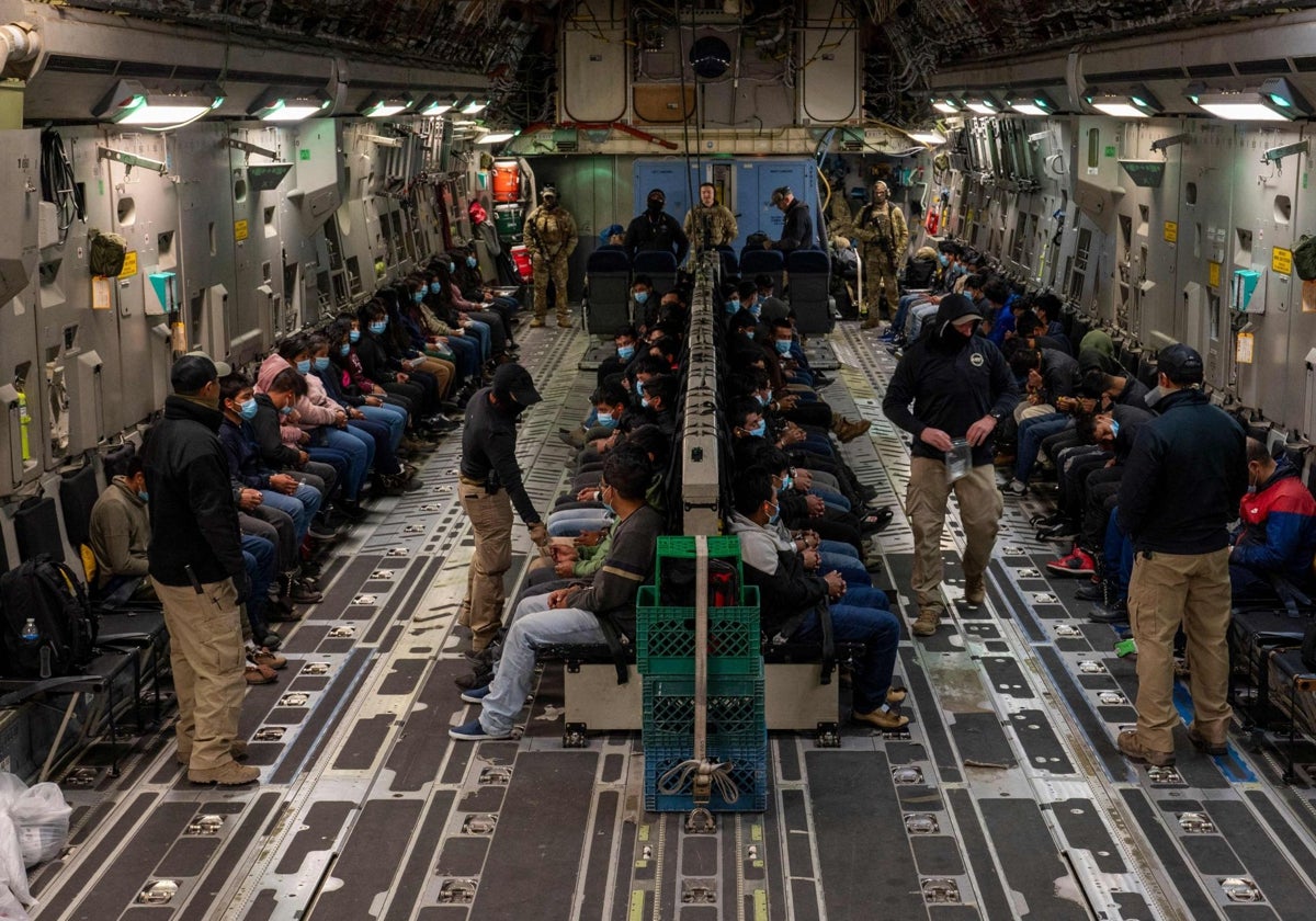 Inmigrantes indocumentados esperan que su vuelo de deportación despegue desde Tucson, en el estado de Arizona
