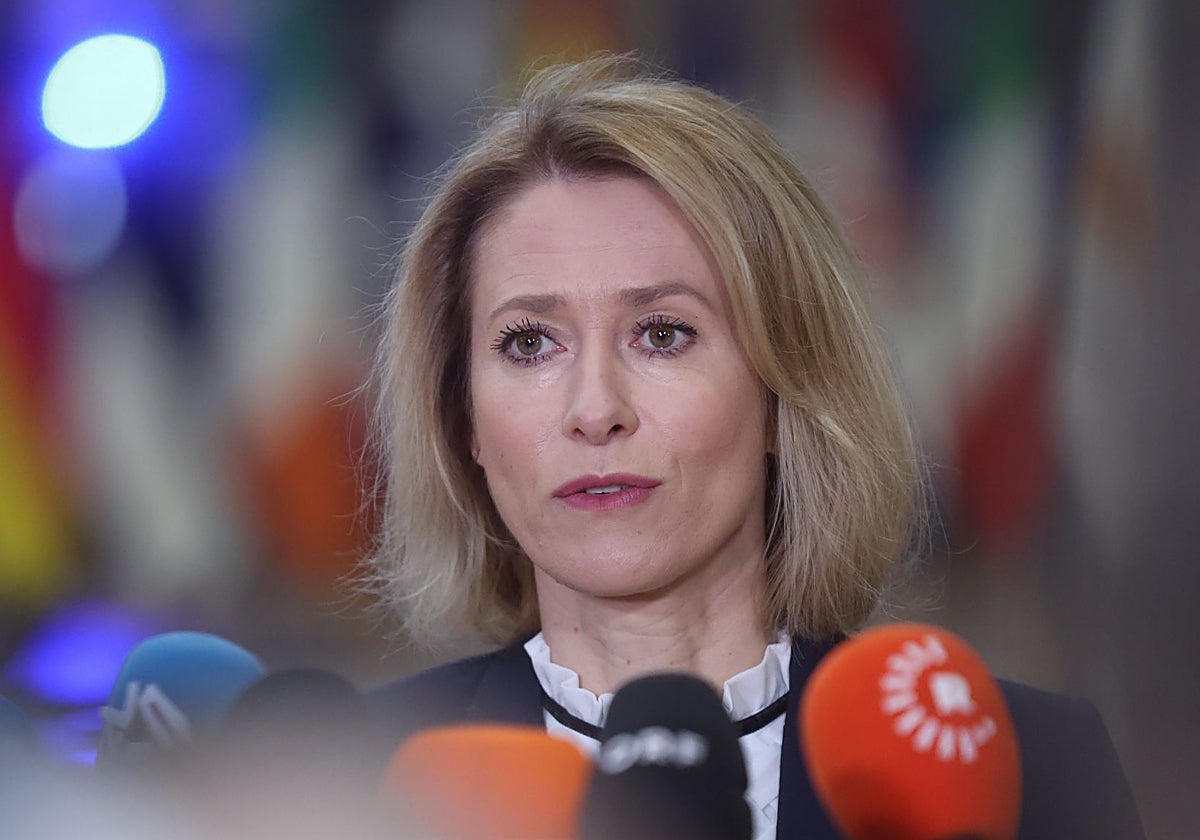 Kaja Kallas habla con los medios de comunicación durante su participación en el Consejo de Asuntos Exteriores en Bruselas