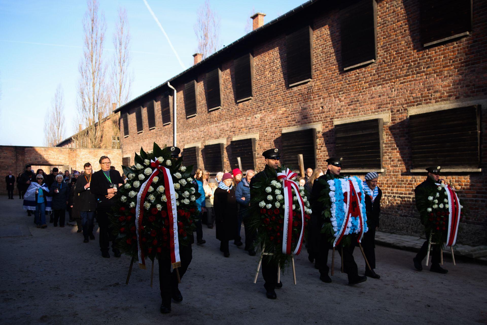 Andrzej Duda, presidente de Polonia, encabezó acto de los propios polacos en Auschwitz. Allí, recordó que su pueblo fue uno de los que más sufrió el nazismo y recordó al mundo que ellos son «los guardianes de la memoria» contra el extremismo.