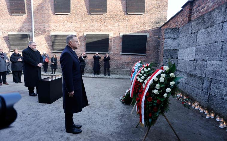 Imagen principal - El presidente polaco, Andrzej Duda, El superviviente de Auschwitz, Stanislaw Zalewski, y familiares de los supervivientes en el Muro de la Muerte