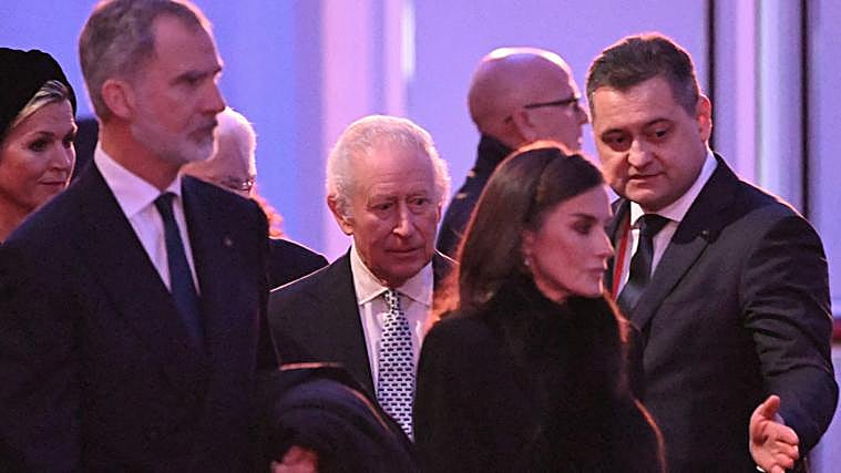 Mandatarios de todo el mundo escuchan a los supervivientes de Auschwitz: «Yo era una niña y mi madre me suplicaba que no llorara»