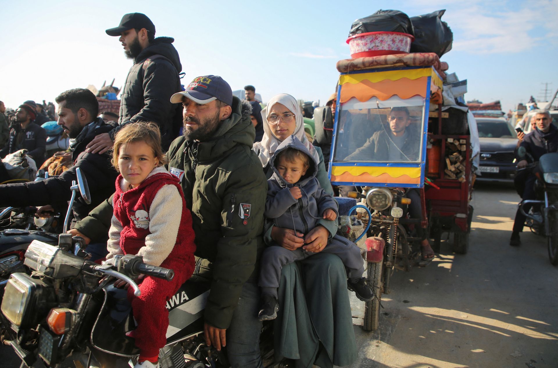 Los palestinos se reúnen mientras esperan que se les permita regresar a sus hogares en el norte de Gaza en vehículo a través de la carretera de Salahudeen después de haber sido desplazados hacia el sur por orden de Israel durante la guerra, en medio de un alto el fuego entre Israel y Hamás, en el centro de la Franja de Gaza, el 27 de enero de 2025.