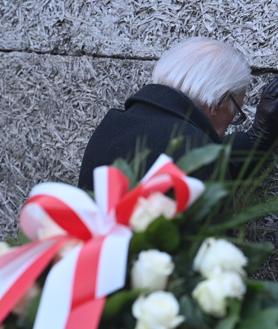 Imagen secundaria 2 - El presidente polaco, Andrzej Duda, El superviviente de Auschwitz, Stanislaw Zalewski, y familiares de los supervivientes en el Muro de la Muerte