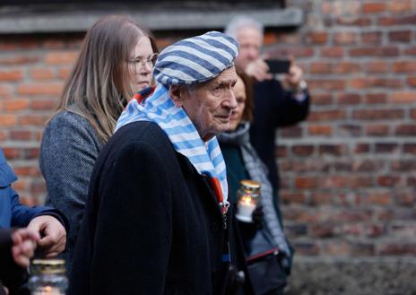 Imagen secundaria 1 - El presidente polaco, Andrzej Duda, El superviviente de Auschwitz, Stanislaw Zalewski, y familiares de los supervivientes en el Muro de la Muerte