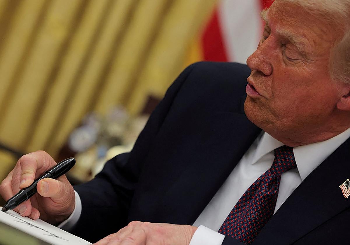 El presidente de Estados Unidos, Donald Trump, firma documentos mientras emite órdenes ejecutivas