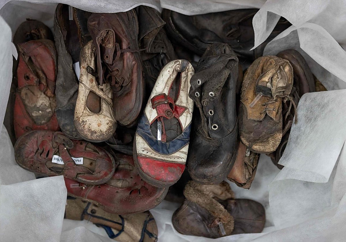 Zapatos requisados a los presos de Auschwitz
