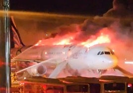 Evacuadas 176 personas de un avión en llamas en Corea del Sur