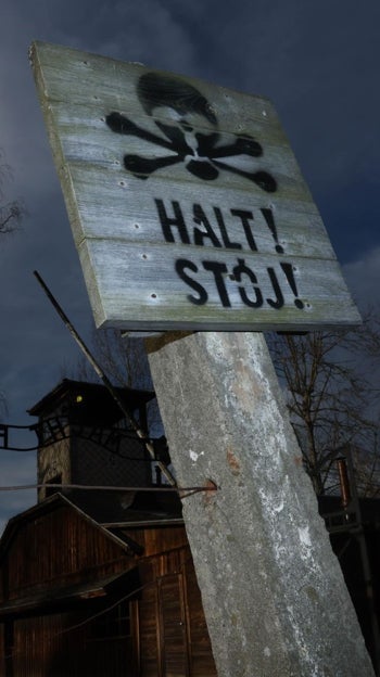 Un cartel con la leyenda «¡Alto!» se encuentra en la entrada del antiguo campo de Auschwitz