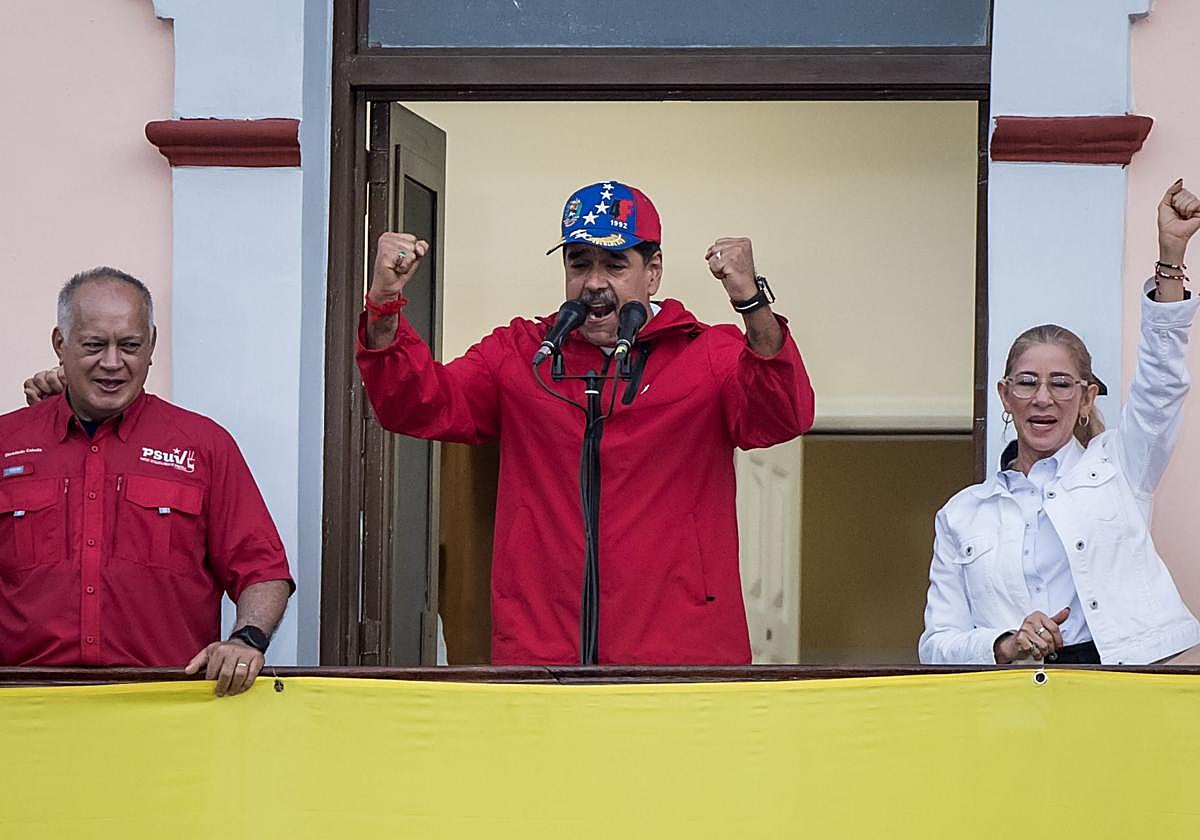 El líder chavista Nicolás Maduro pronuncia un discurso junto a la primera dama de Venezuela, Cilia Flores