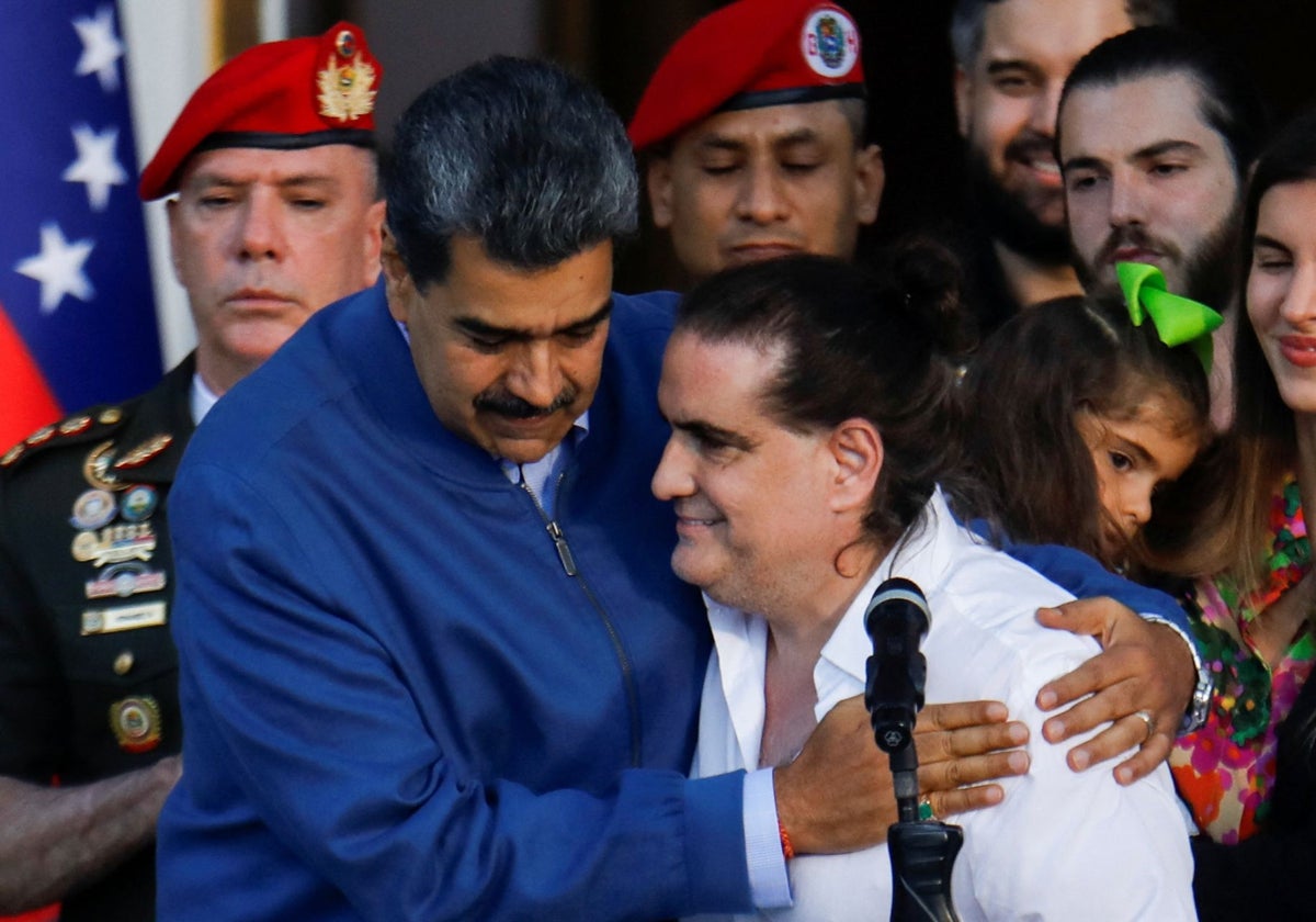 Maduro abraza a Saab luego de ser liberado por EE.UU., en una foto de 2023