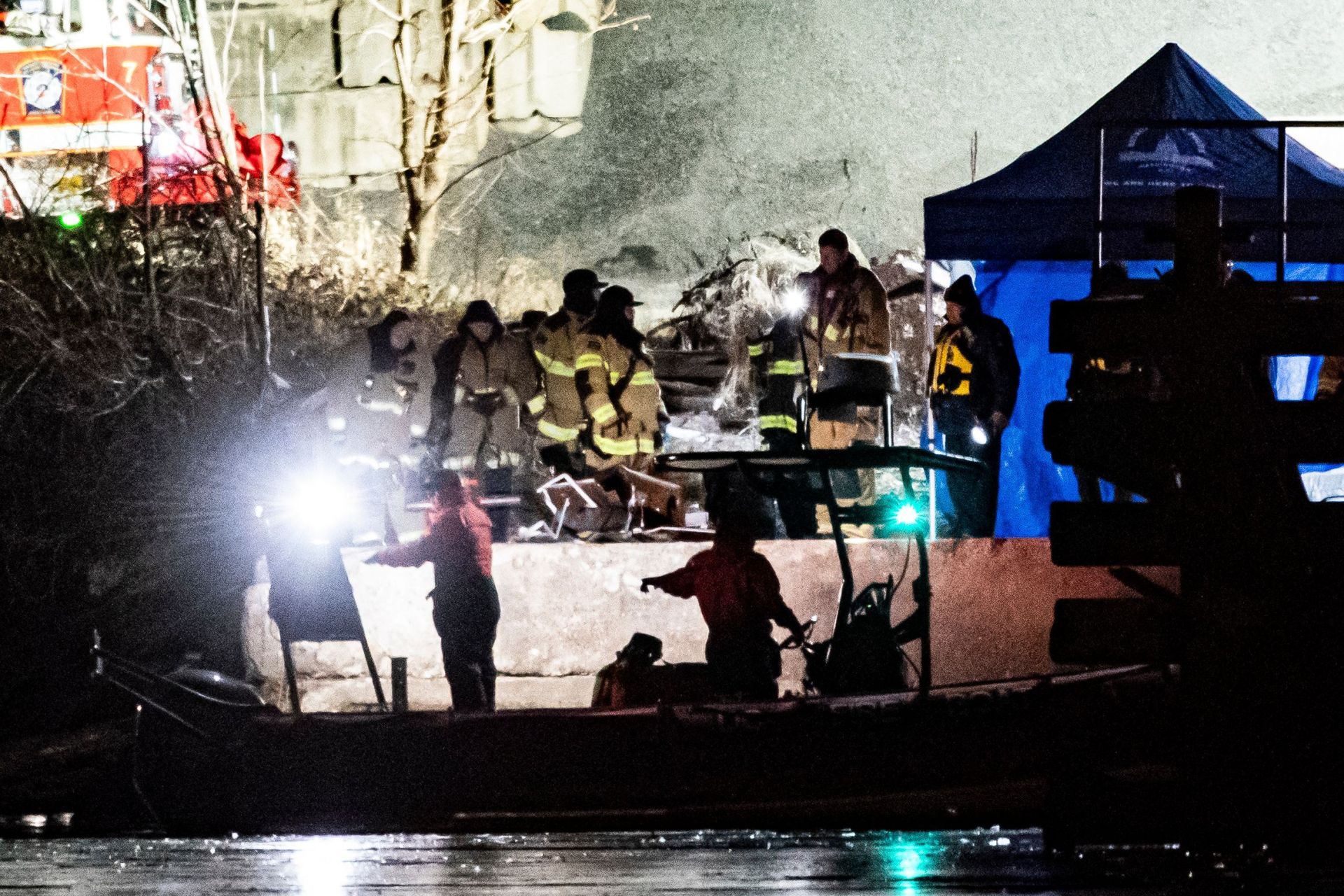Las unidades de respuesta de emergencia llevan a cabo operaciones de búsqueda y rescate en el río Potomac.