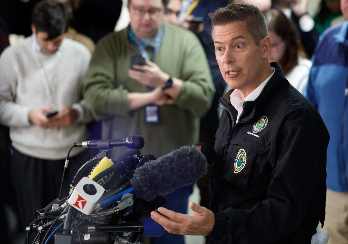 El secretario de Transportes, Sean Duffy, explicando las circunstnciass del accidente en el aeropuerto Reagan