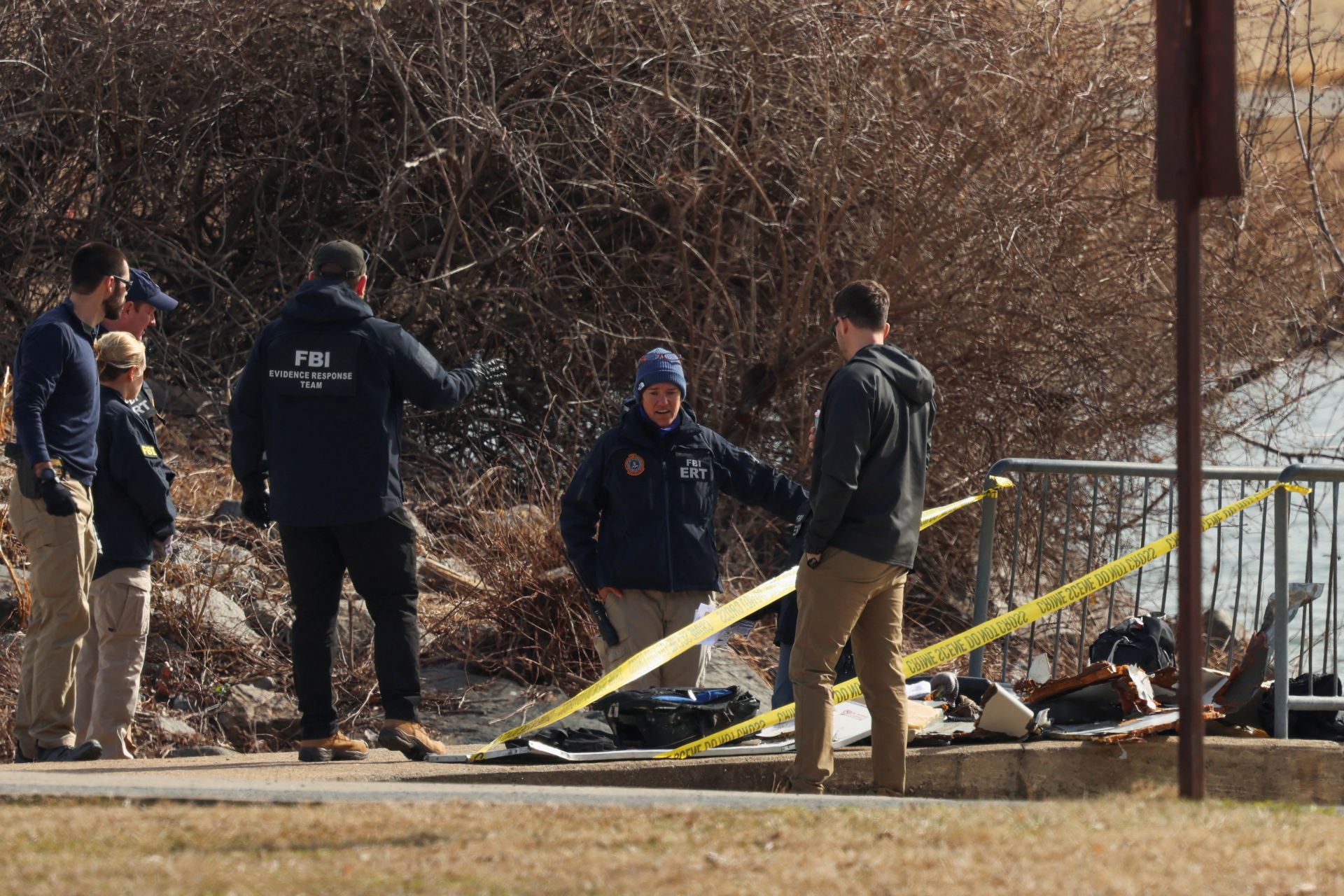 Inspectores del FBI en una zona restringida.