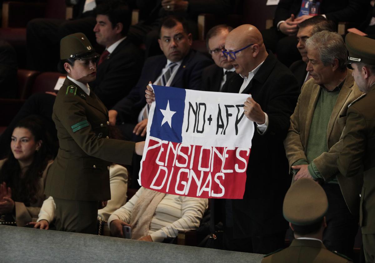 Un hombre porta un cartel que pide «pensiones dignas», en Junio, en el Congreso Nacional de Chile