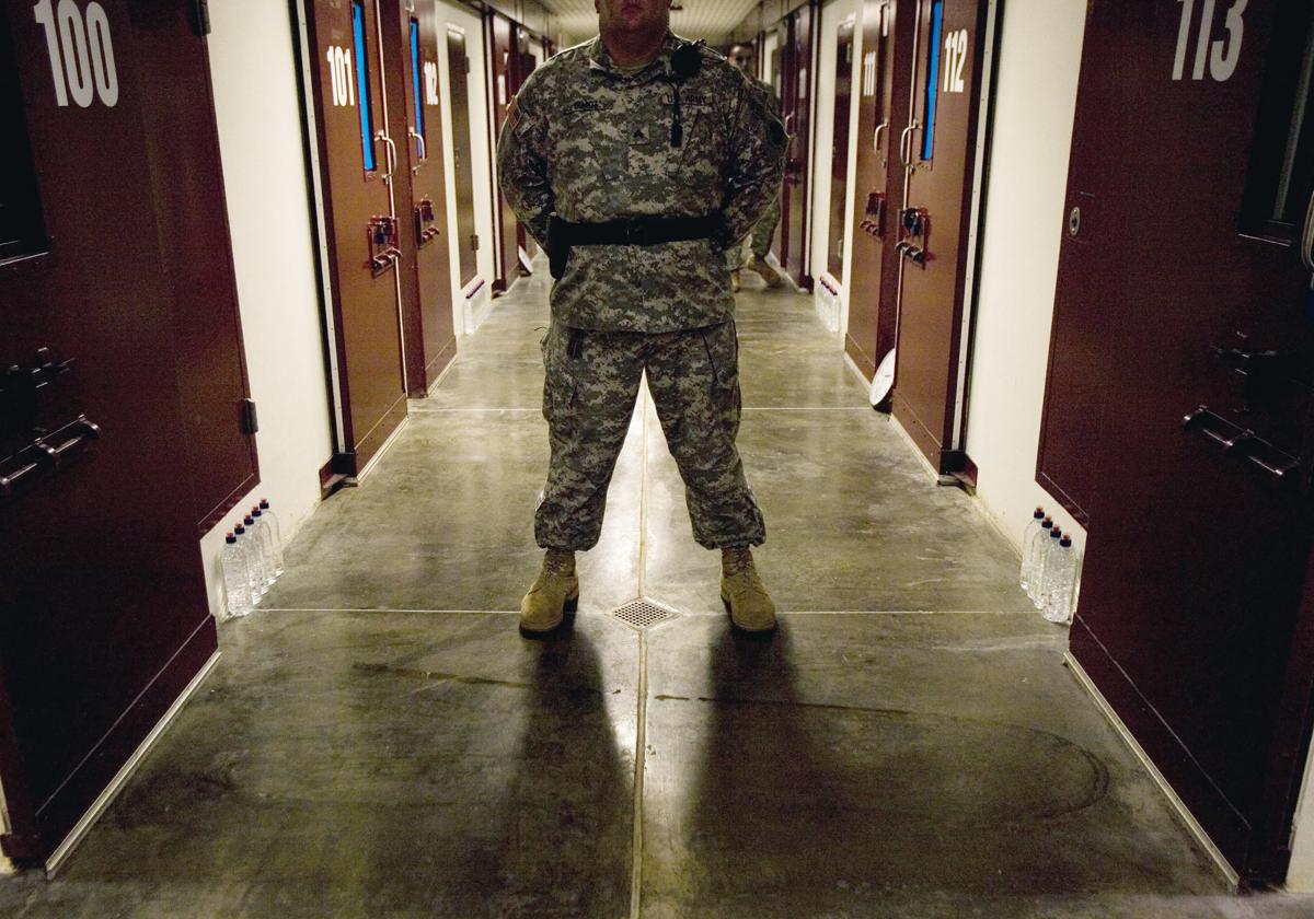 Imagen de archivo de un soldado estadounidense en un pasillo en el Campo Delta de Guantánamo