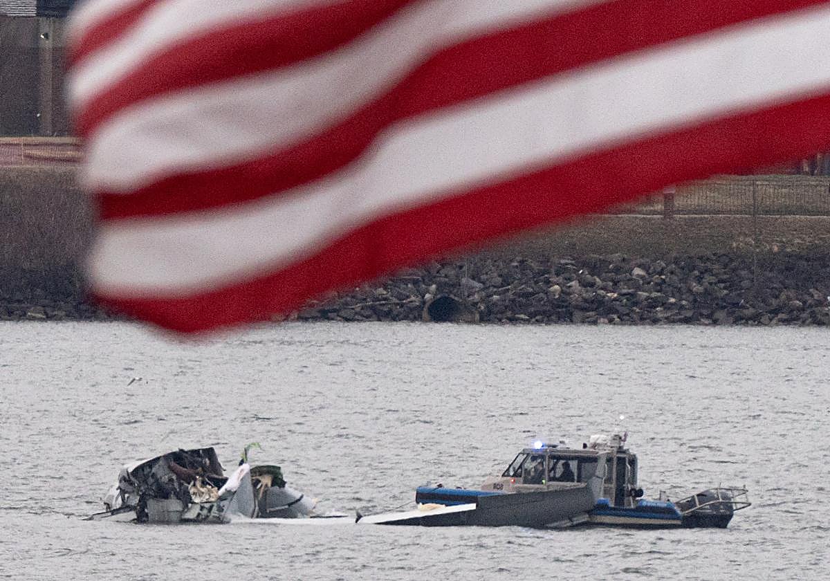 Una embarcación recupera los restos del avión