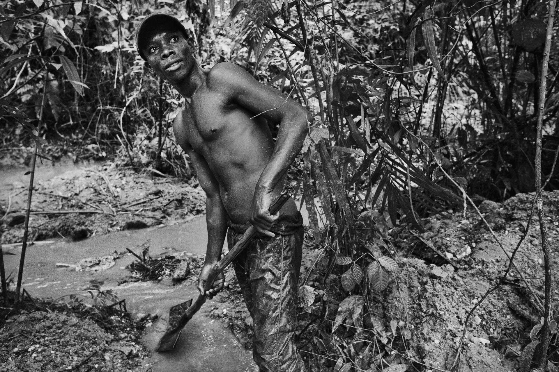 Con las manos cubiertas de barro y sudor, un minero ilegal excava en busca de coltán en las afueras de Goma, en el corazón de Kivu del Norte. Extraído en condiciones extremas y sin regulación, este mineral clave para la industria tecnológica global alimenta no solo el mercado negro, sino también la guerra. Grupos armados como el M23 han convertido la explotación minera en una de sus principales fuentes de financiamiento, controlando y saqueando estos yacimientos para sostener su lucha. En el este del Congo, la violencia y la riqueza mineral van de la mano, convirtiendo el subsuelo en la verdadera trinchera del conflicto.