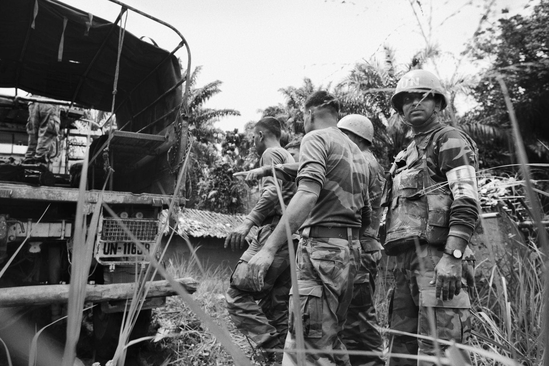Bajo un sol implacable, un contingente de cascos azules de la MONUC patrulla las carreteras polvorientas de Kivu del Norte, una región donde la paz sigue siendo una promesa incumplida. Desplegados para proteger a la población civil en medio de un conflicto sin tregua, las fuerzas de la ONU han sido testigos de masacres, desplazamientos masivos y la incesante lucha por el control del territorio y sus recursos. Sin embargo, su presencia ha sido cuestionada por su incapacidad para frenar la violencia de grupos armados como el CNDP y, más tarde, su heredero, el M23.