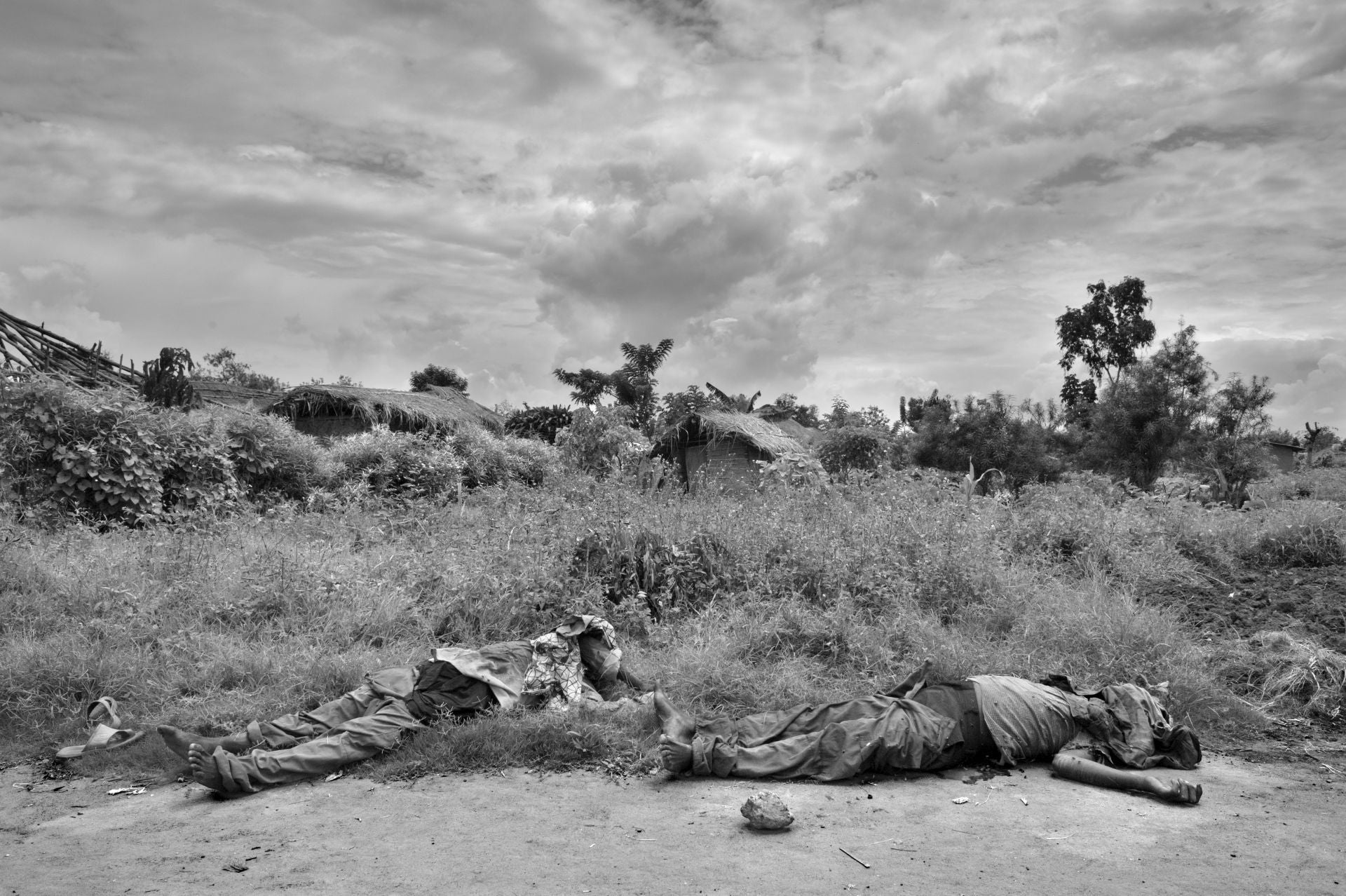 Cuerpos sin vida yacen en las calles de Kiwanya tras la masacre de 2008, cuando los combates entre el CNDP y las fuerzas gubernamentales convirtieron esta comunidad en un campo de muerte. En medio del caos, los civiles quedaron atrapados sin posibilidad de huir, pagando el precio de una guerra que no les pertenecía. La escena, capturada entonces, sigue siendo un recordatorio de que en el este del Congo la violencia no es un episodio aislado, sino una constante que se repite con nombres distintos pero con las mismas víctimas