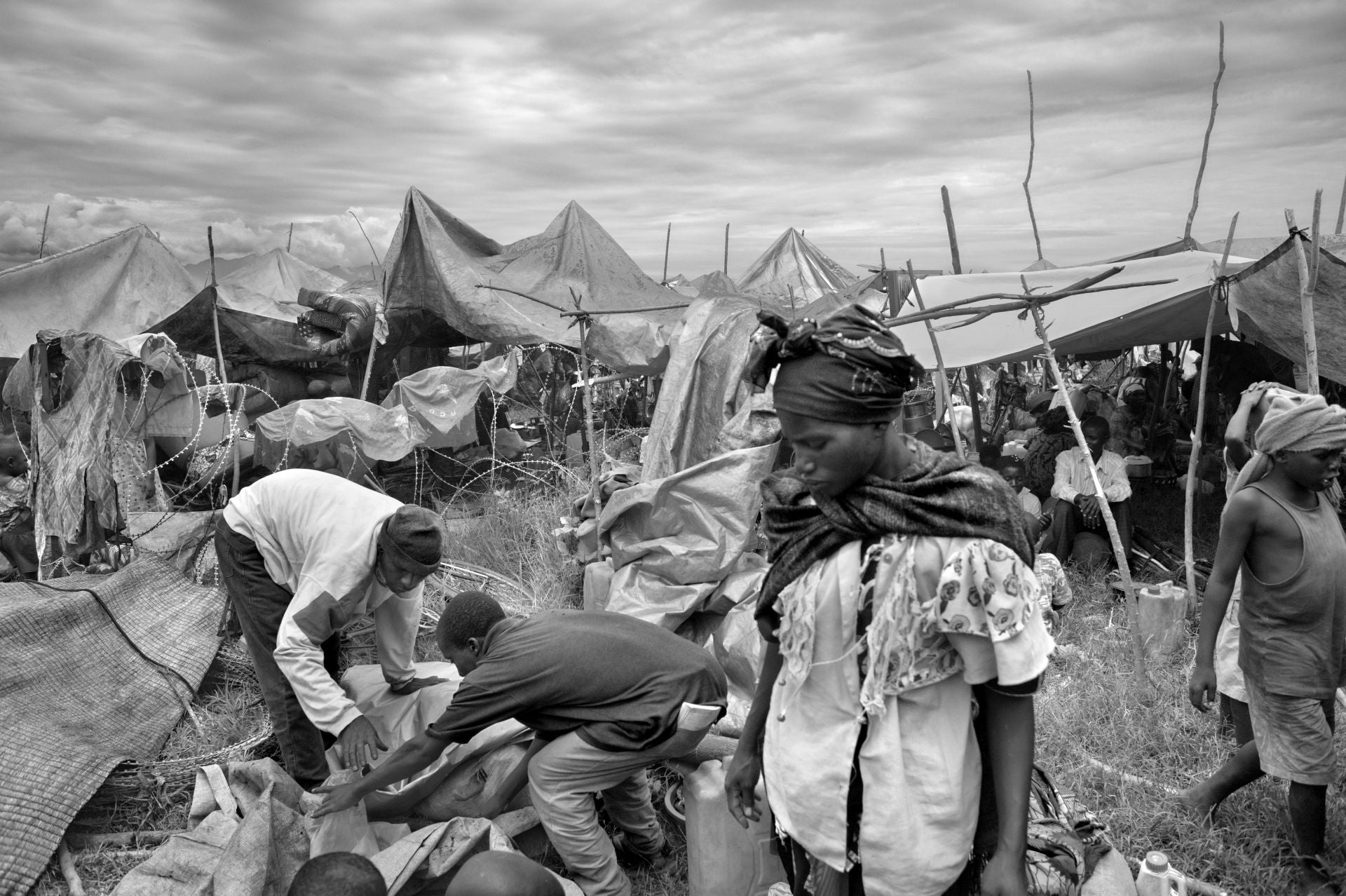 Tiendas de campaña improvisadas se extienden hasta donde alcanza la vista en un campo de desplazados en las afueras de Goma, reflejo de una crisis que no conoce tregua. Aquí, miles de familias buscan refugio tras huir de los combates, atrapadas en un ciclo de violencia que las obliga a empezar de nuevo una y otra vez. En el este del Congo, el desplazamiento forzado no es una excepción, sino una constante; una estrategia de supervivencia en una tierra donde la guerra dicta el destino de generaciones enteras.