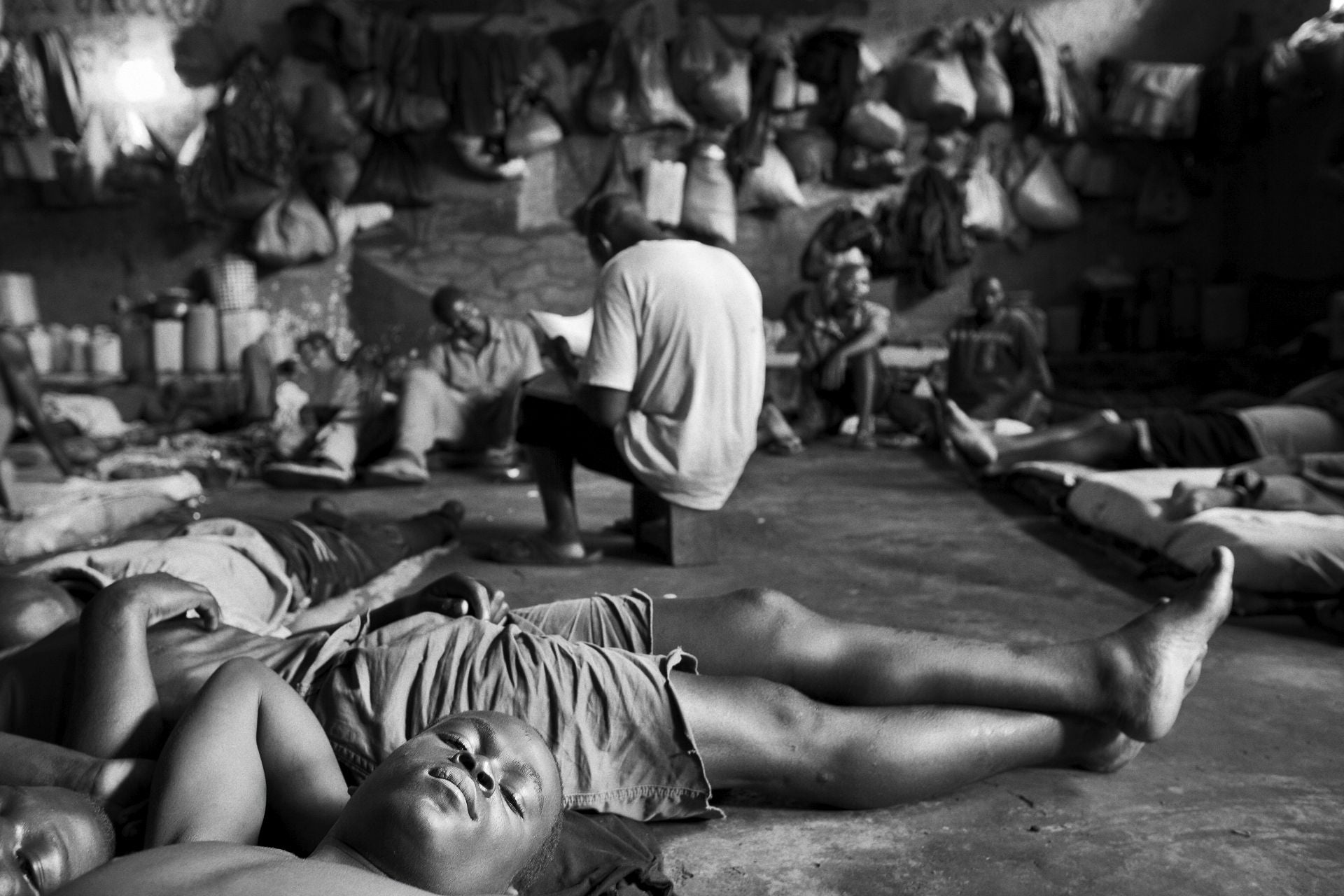 Hacinados en una celda oscura, combatientes del CNDP esperan su destino tras ser acusados de crímenes de guerra y violaciones masivas. En el este del Congo, la violencia contra la población civil ha sido una constante, utilizada como arma por grupos armados que siembran el terror con total impunidad. La imagen refleja una realidad incómoda: mientras algunos responsables son detenidos, muchos otros continúan libres, perpetuando un conflicto donde la justicia sigue siendo una excepción y no la regla.