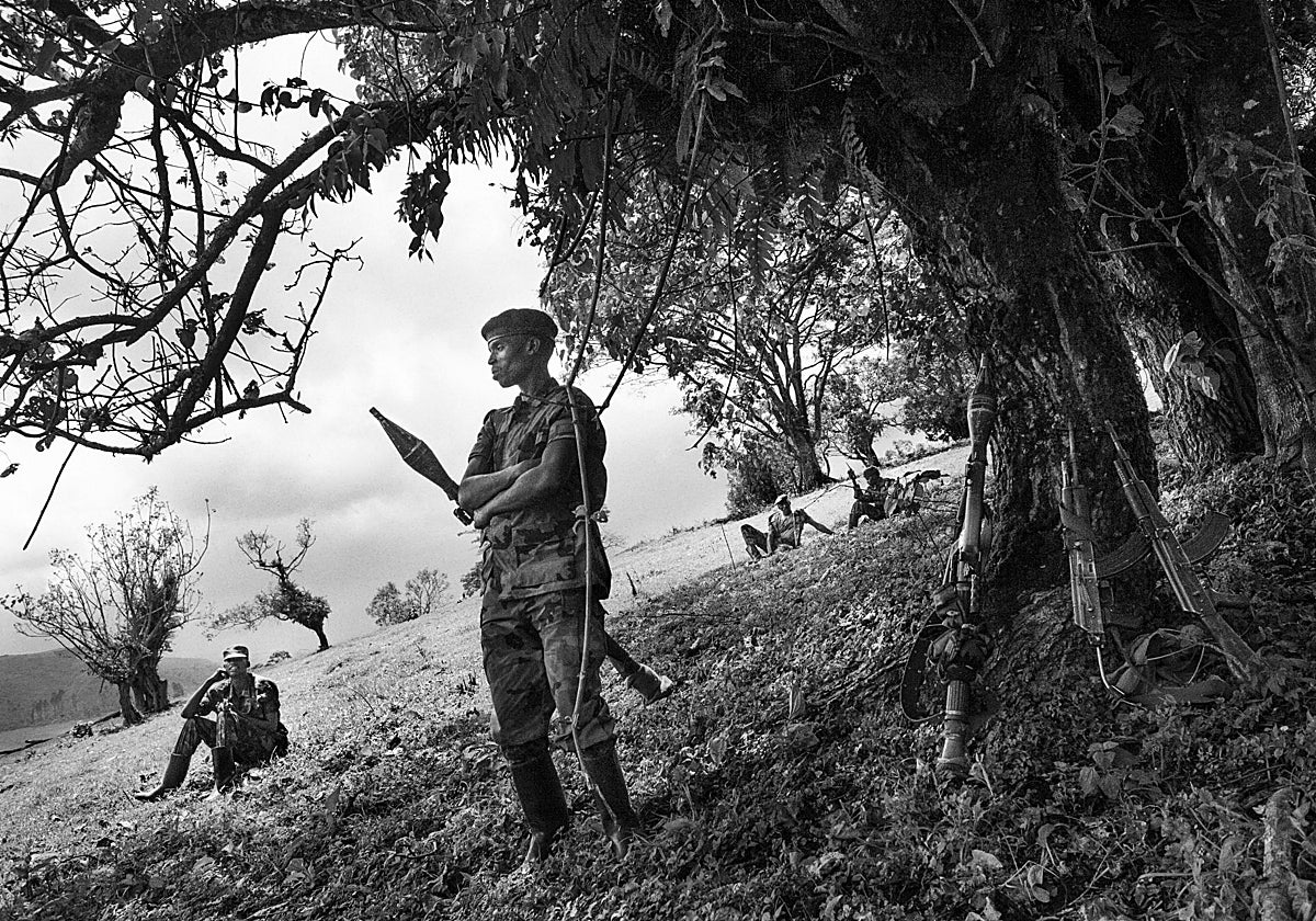 En un campo de entrenamiento en las profundidades de Kivu del Norte, combatientes del Congreso Nacional para la Defensa del Pueblo afinan su puntería y disciplina militar bajo la mirada de sus comandantes