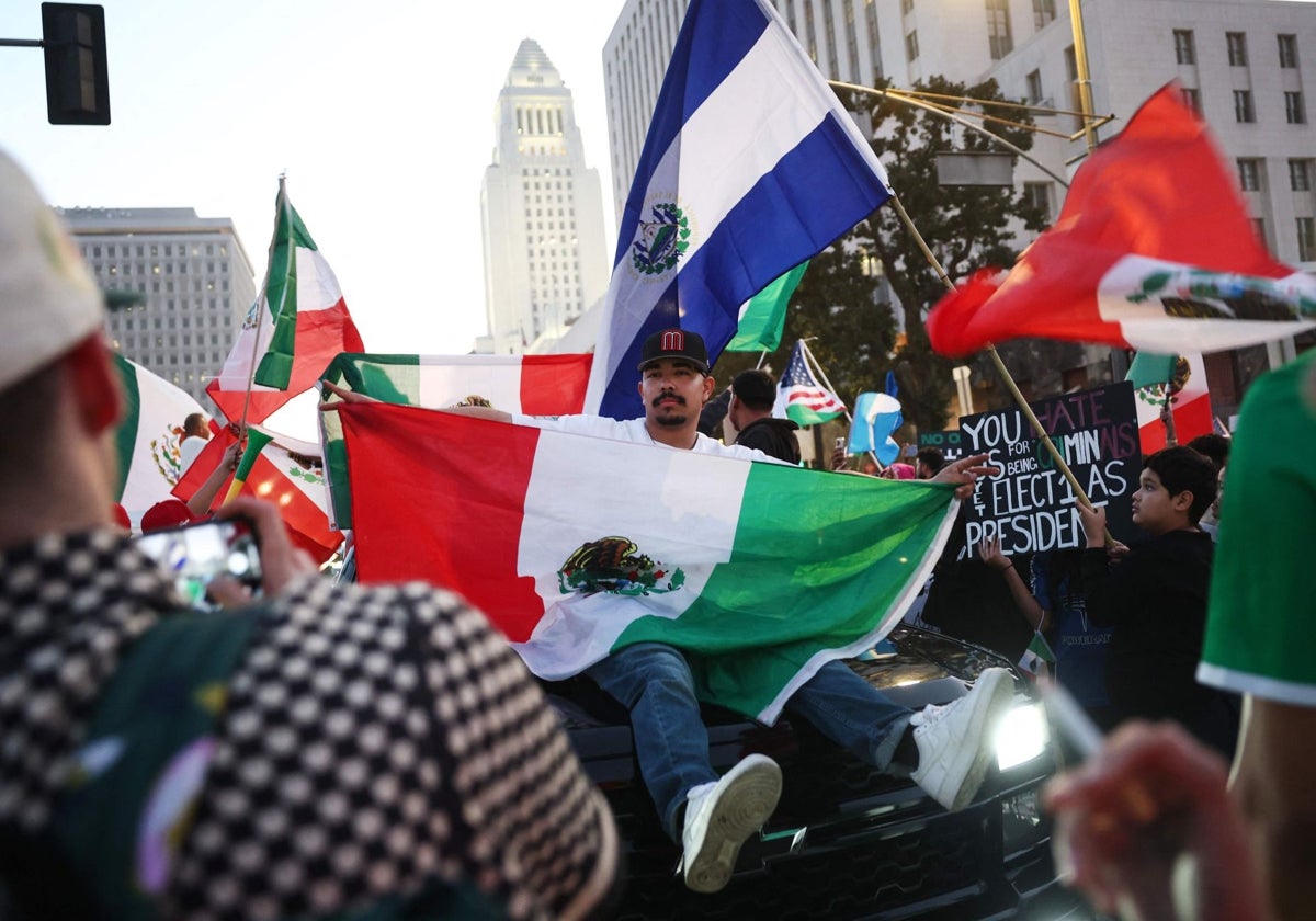 Miles de personas marcharon y protestaron contra las deportaciones masivas en el centro de Los Ángeles