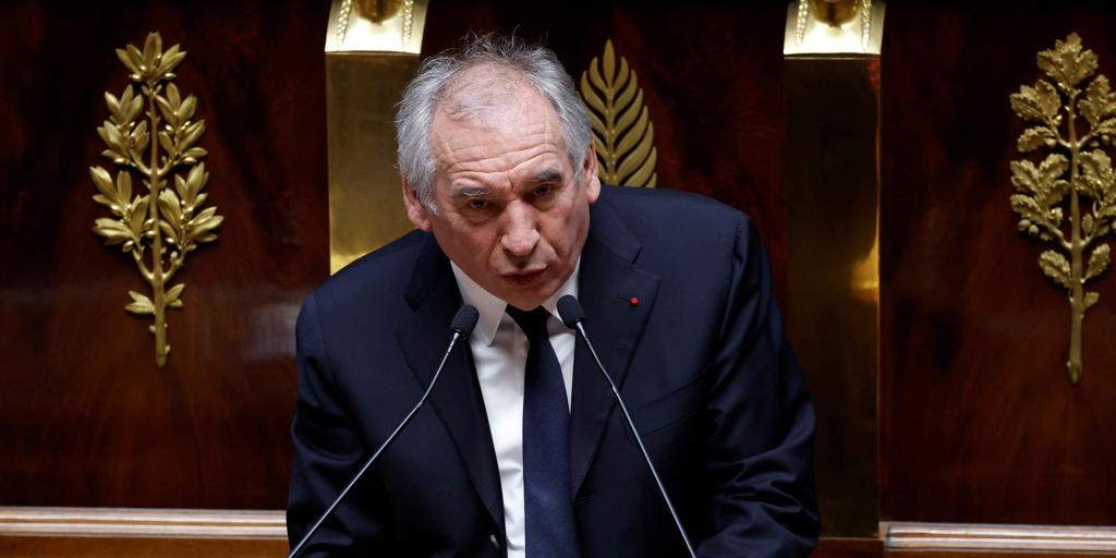 Bayrou fuerza la aprobación de los presupuestos en Francia y la izquierda presenta una nueva moción de censura