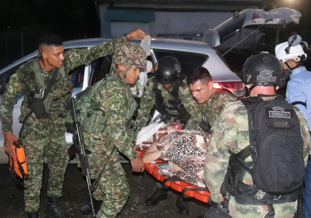 Militares colombianos trasladan a una persona herida, en una imagen de enero en el Catatumbo, Colombia