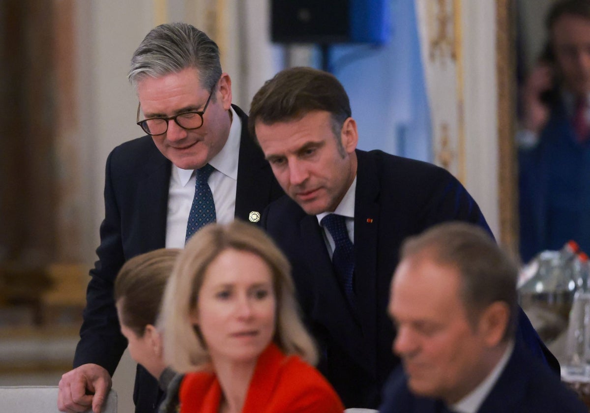 Keir Starmer, Emmanuel Macron, Kaja Kallas y Donald Tusk asisten a la reunión informal de líderes de la UE en el Palacio de Egmont en Bruselas