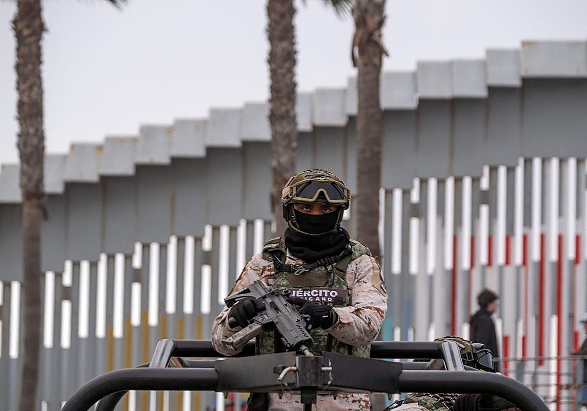 Un miembro del Ejército mexicano hace guardia frente al muro de la frontera con EE.UU.