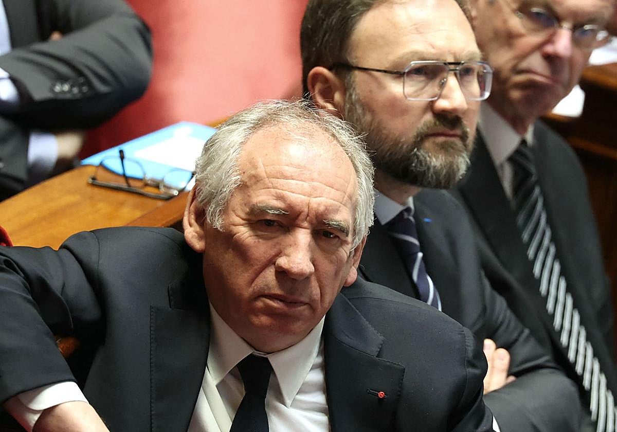 El primer ministro francés, François Bayrou, atiende a la sesión de control en la Asamblea Nacional
