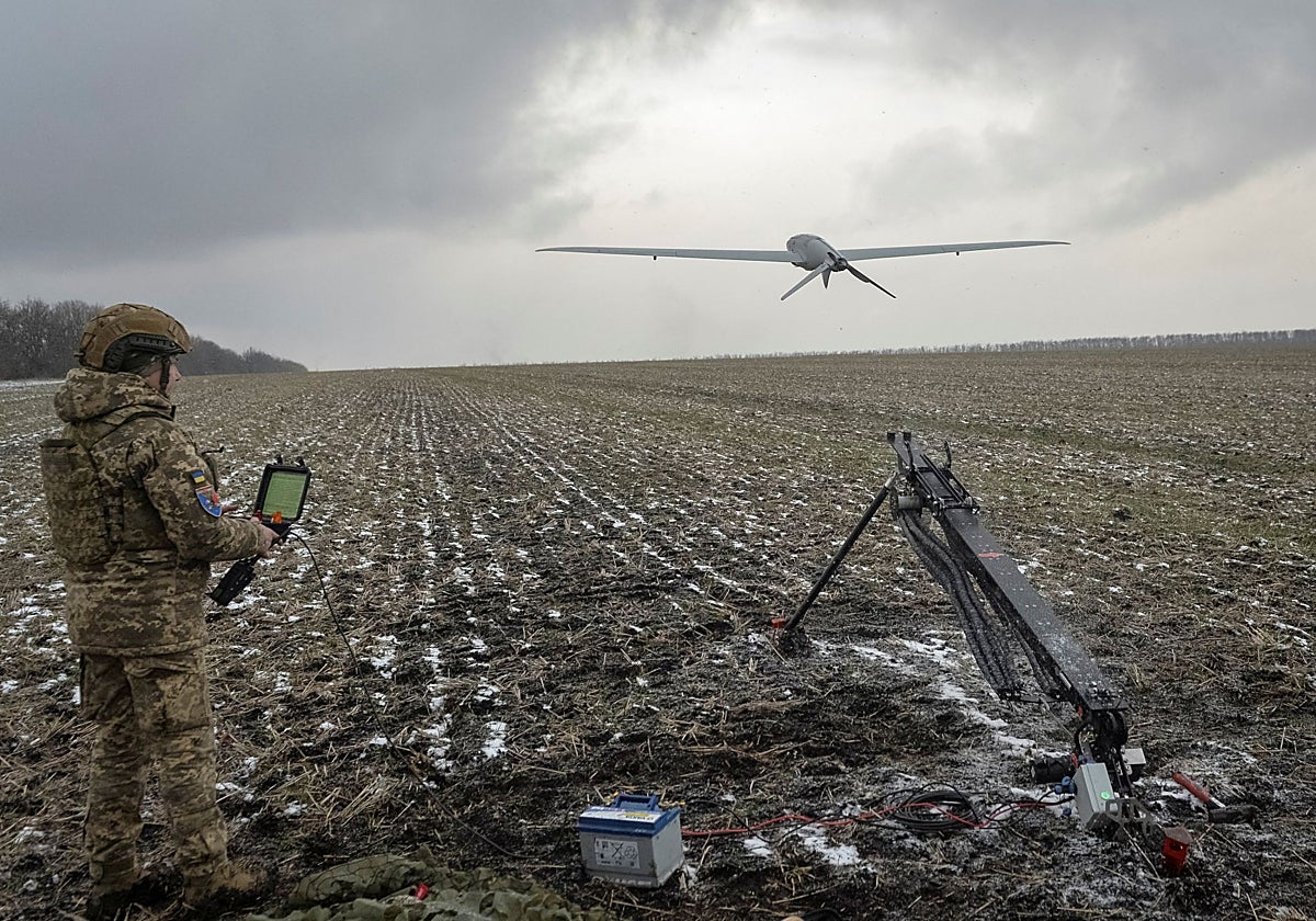Un militar ucraniano lanza un dron de reconocimiento Shark cerca de la ciudad de Pokrovsk