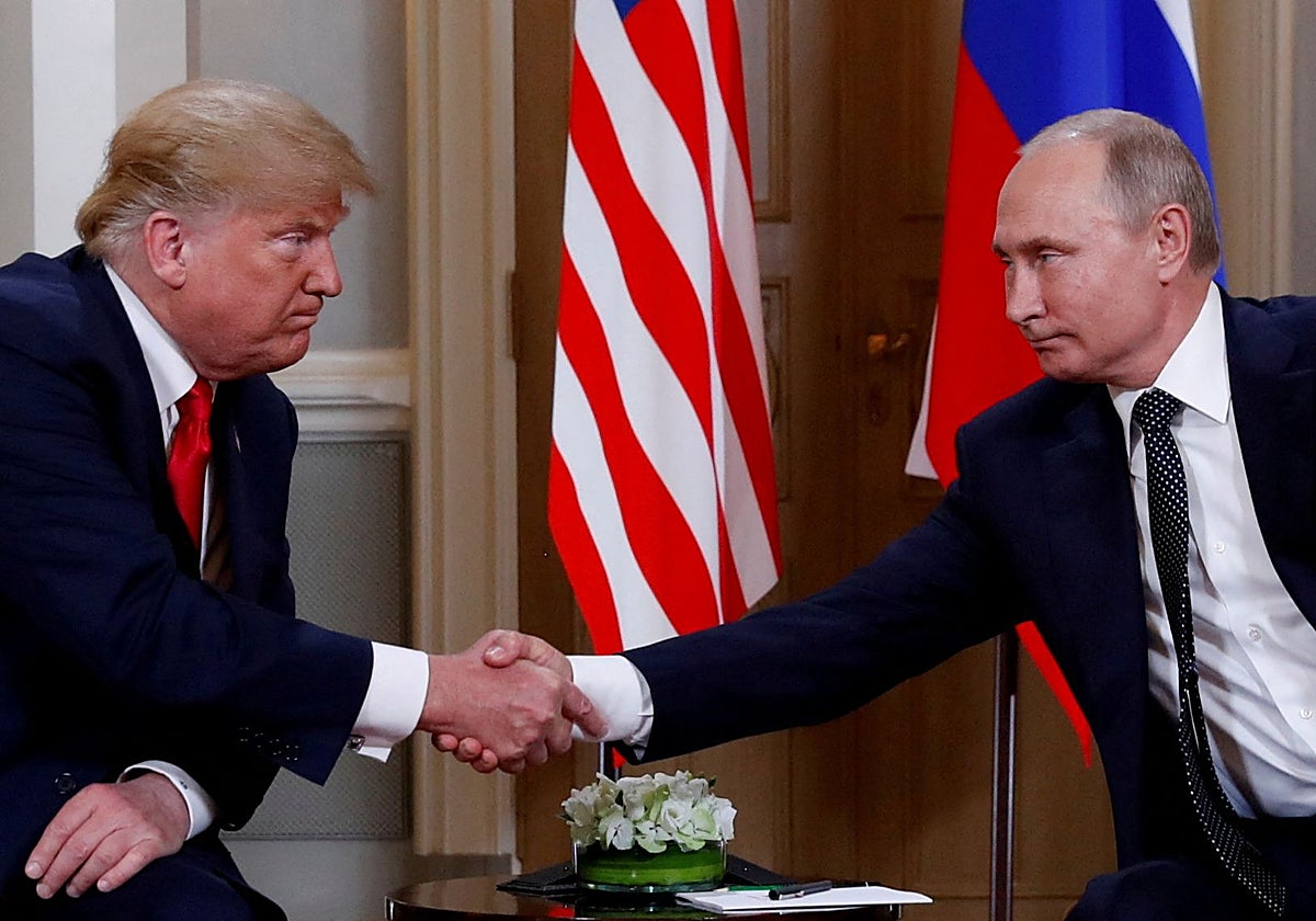 Donald Trump y Vladímir Putin se dan la mano durante su encuentro en Helsinki, en julio de 2018