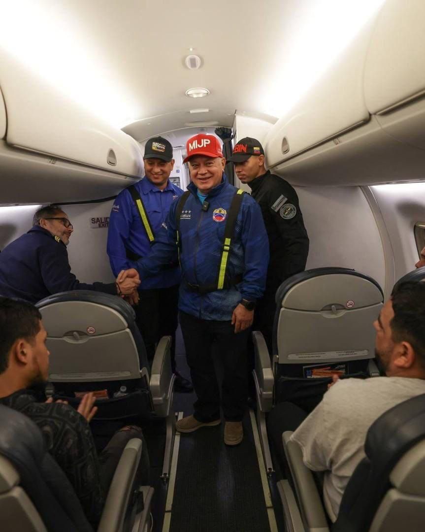 Diosdado Cabello en el avión con los deportados venezolanos
