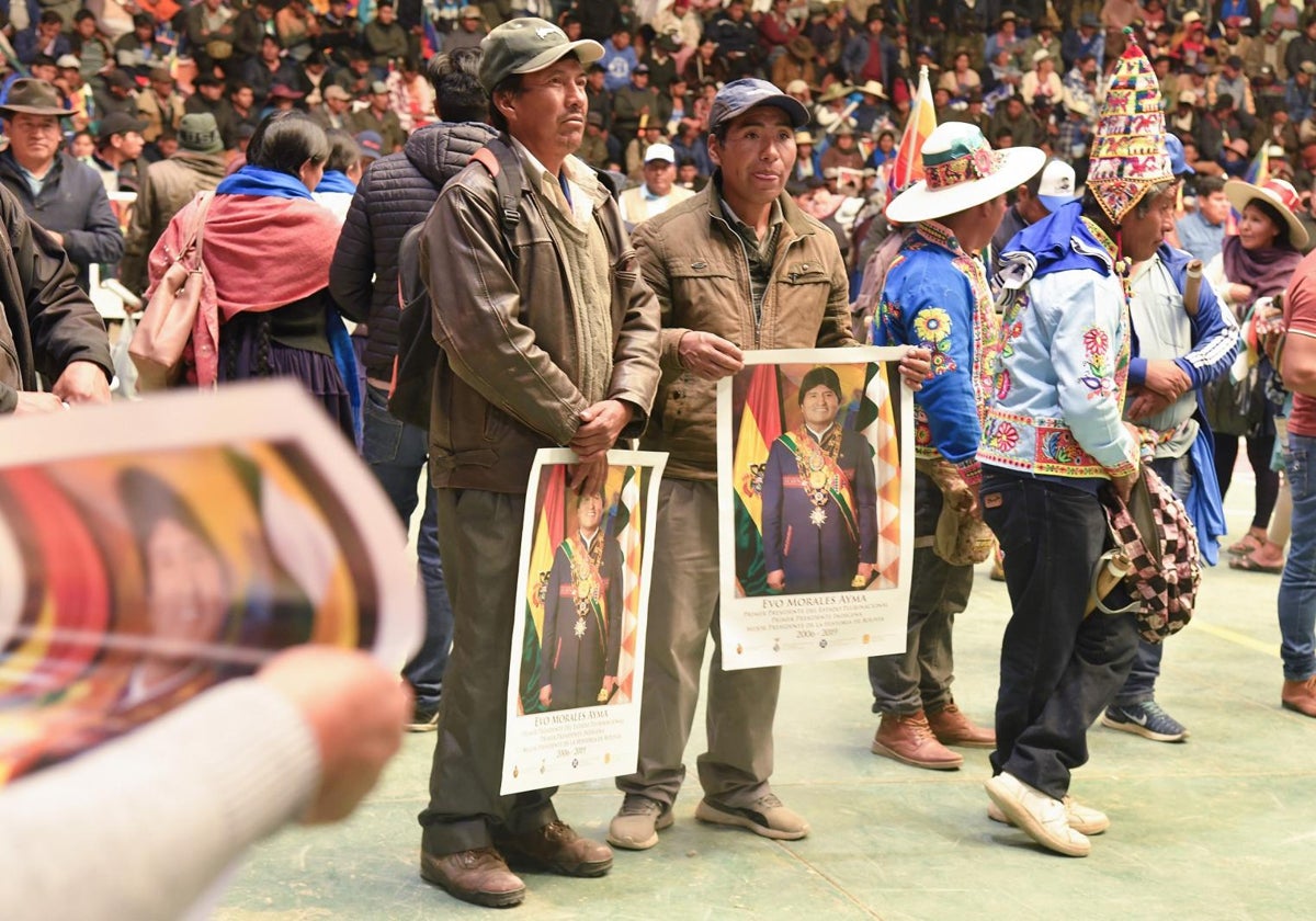 Simpatizantes del expresidente de Bolivia Evo Morales (2006-2019) participan en una reunión de sectores sociales afines a Morales, el pasado viernes en Tiraque (Bolivia