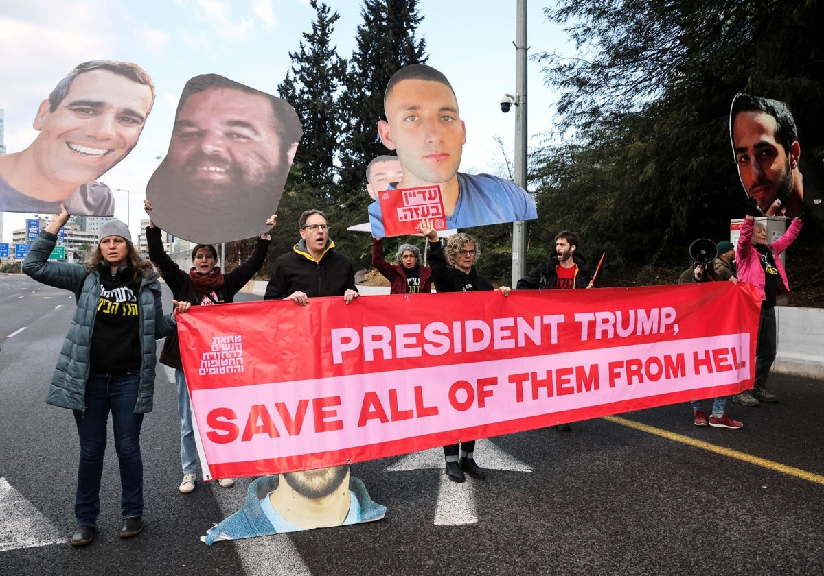 Manifestación para exigir el regreso inmediato de los rehenes que fueron secuestrados durante el mortal ataque del 7 de octubre de 2023 contra Israel por parte de Hamás, en Tel Aviv