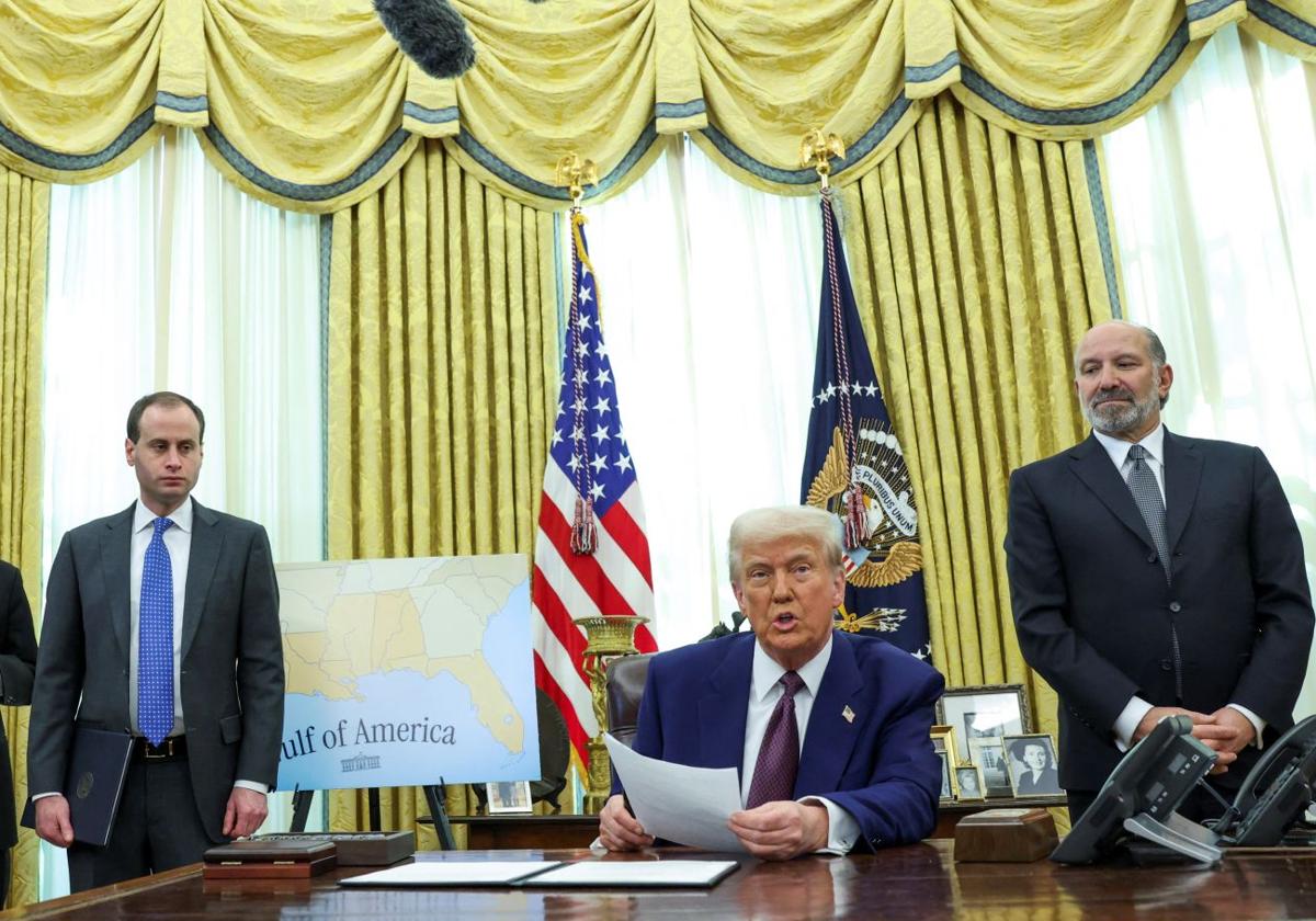 Donald Trump firma en el Despacho Oval aranceles recíprocos