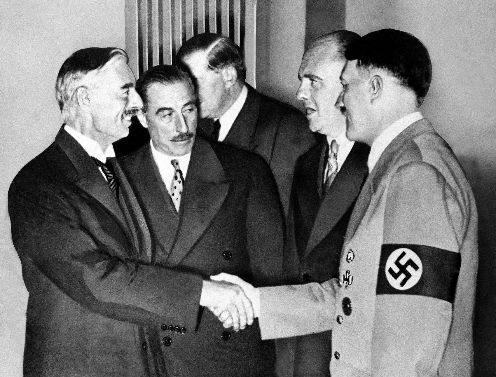 Chamberlain estrecha la mano a Hitler en la Conferencia de Múnich de 1938