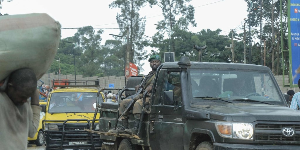 La guerrilla del M-23 toma un aeropuerto clave del Congo mientras su presidente busca ayuda exterior