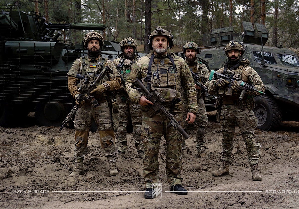 Miembros de la Brigada Azov, en el frente de combate contra las fuerzas rusas