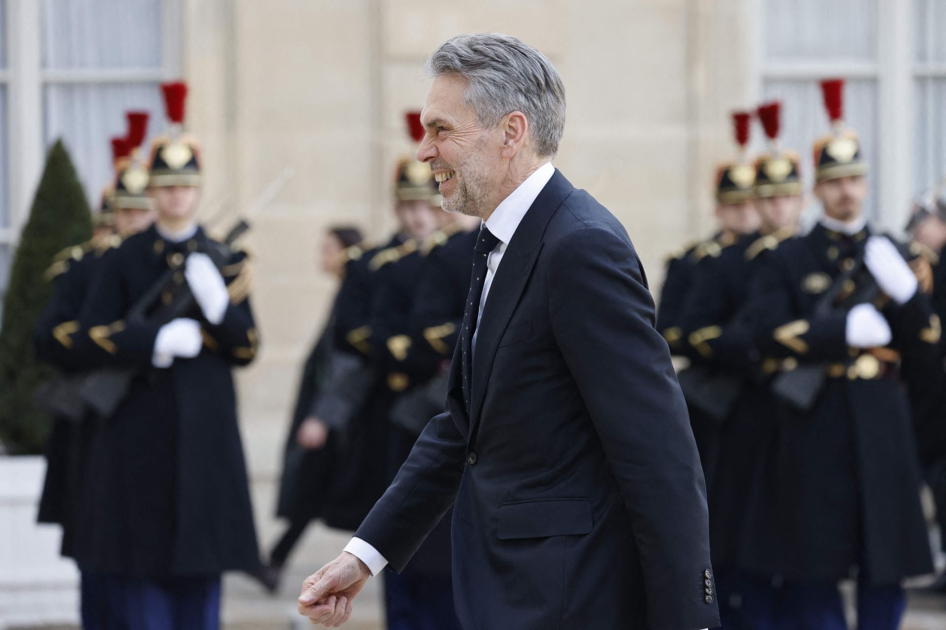 El primer ministro de los Países Bajos, Dick Schoof, llega al palacio presidencial del Elíseo en París